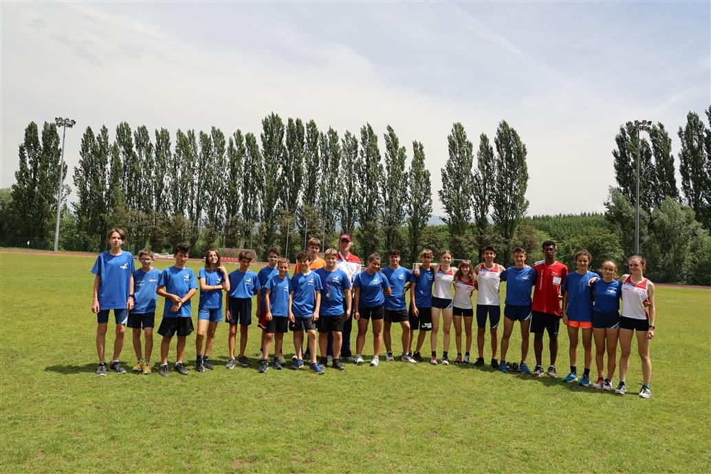 Una squadra di giovani atleti del GS Valsugana